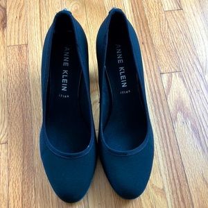 Black Anne Klein classic pumps, size 9M